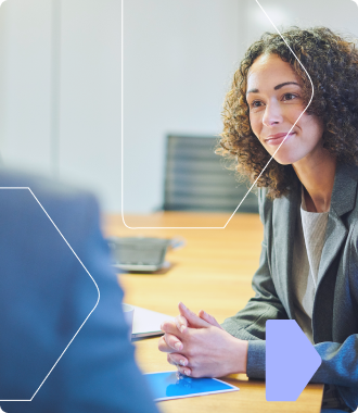 Pessoas em uma reunião de trabalho colaborativa.