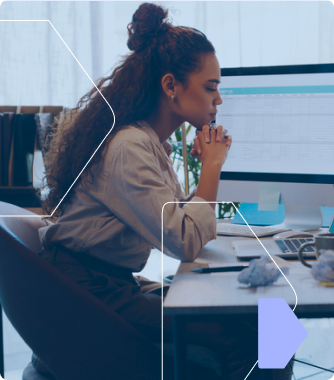 Profissional focada em seu trabalho no computador.